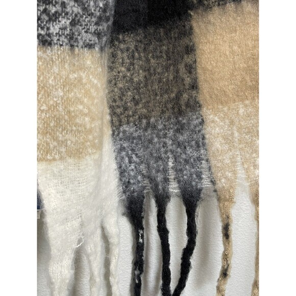 NWT Old Navy SUPER SOFT‎ Large Fringe Black /Beige Plaid Blanket Cozy Scarf NEW - Picture 2 of 6